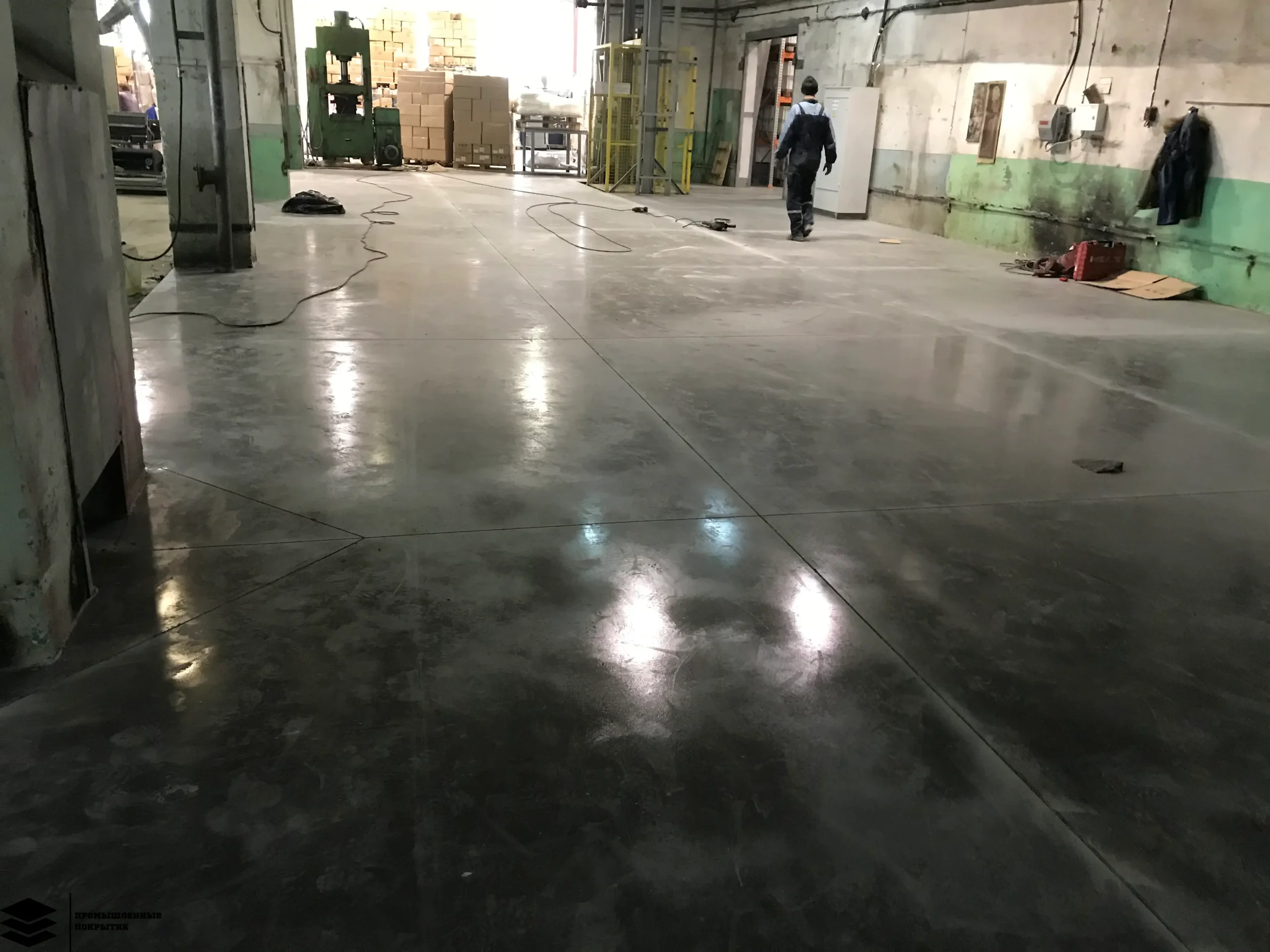 Завод с непылящим, ровным бетонным полом