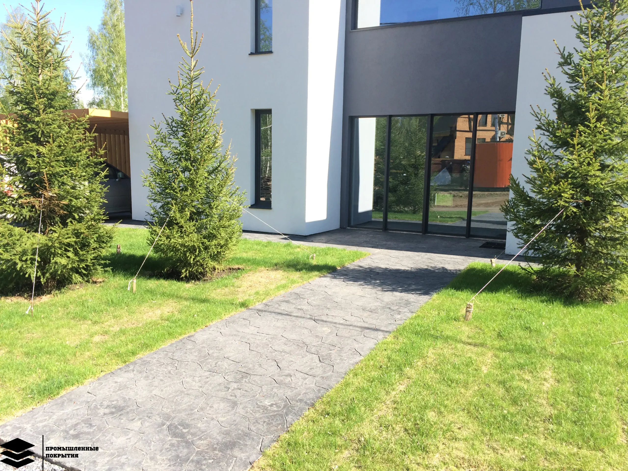 Коттедж с печатным (штампованным) бетоном